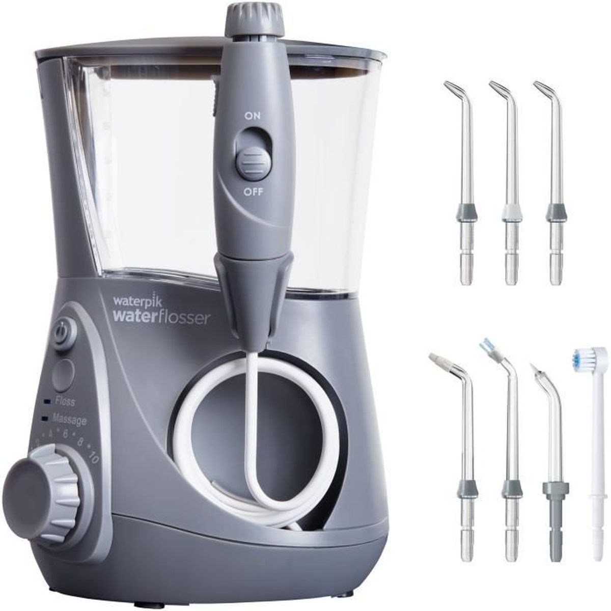 Ein Waterpik-Wasserflosser wird mit verschiedenen Aufsätzen angezeigt. Das Hauptgerät ist grau. Andere Aufsätze und Zubehör sind darum herum zu sehen.