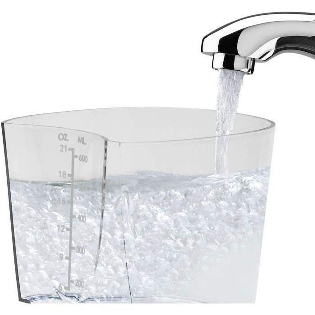 Ein klarer Krug wird von einem verchromten Wasserhahn mit Wasser gefüllt. Auf der Seite des Kruges sind Messmarkierungen zu sehen.