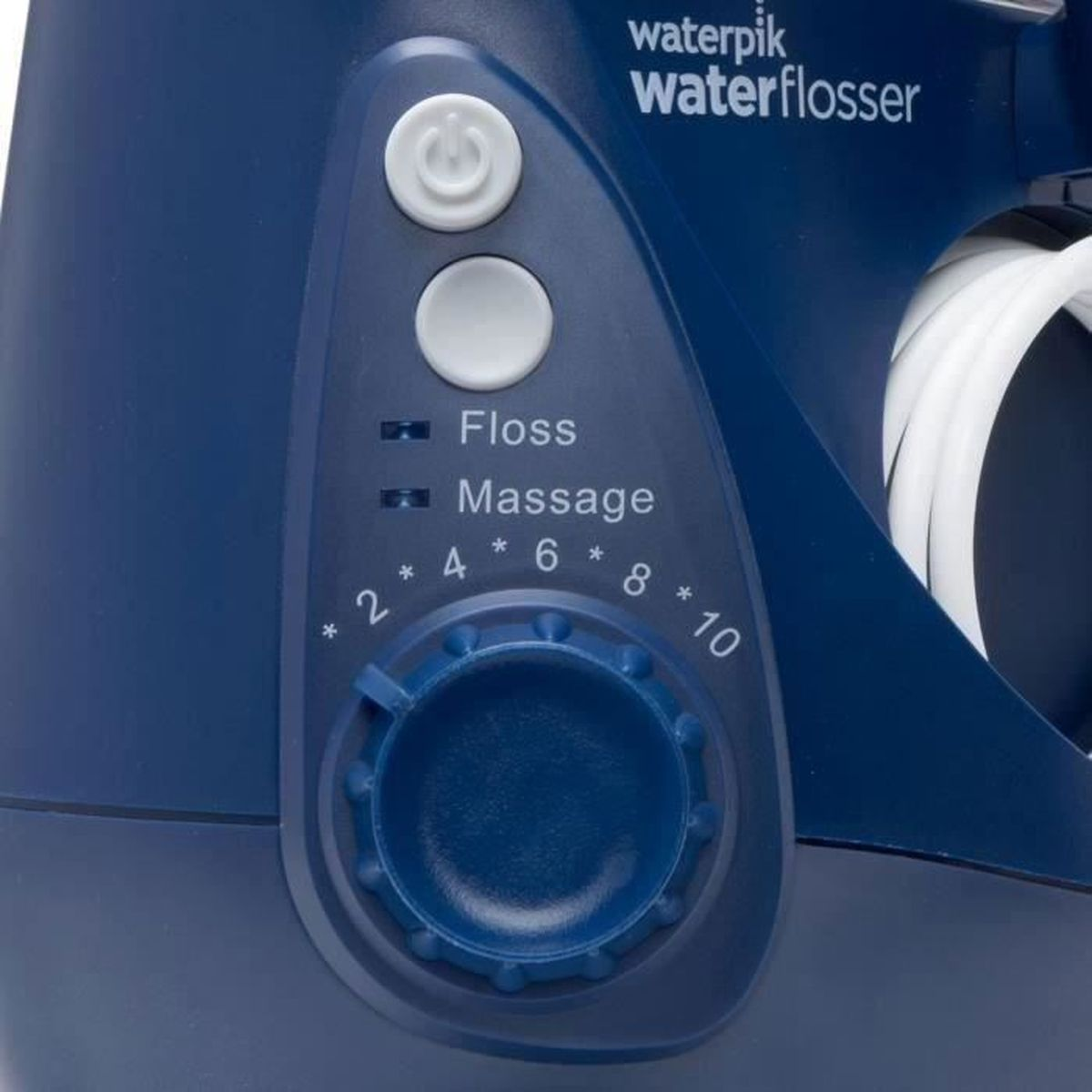 Nahaufnahme eines blauen Waterpik-Wasserflosser-Bedienfelds. Es zeigt Ein-/Ausschalter, Modustasten, Einstellrad und Markennamen.
