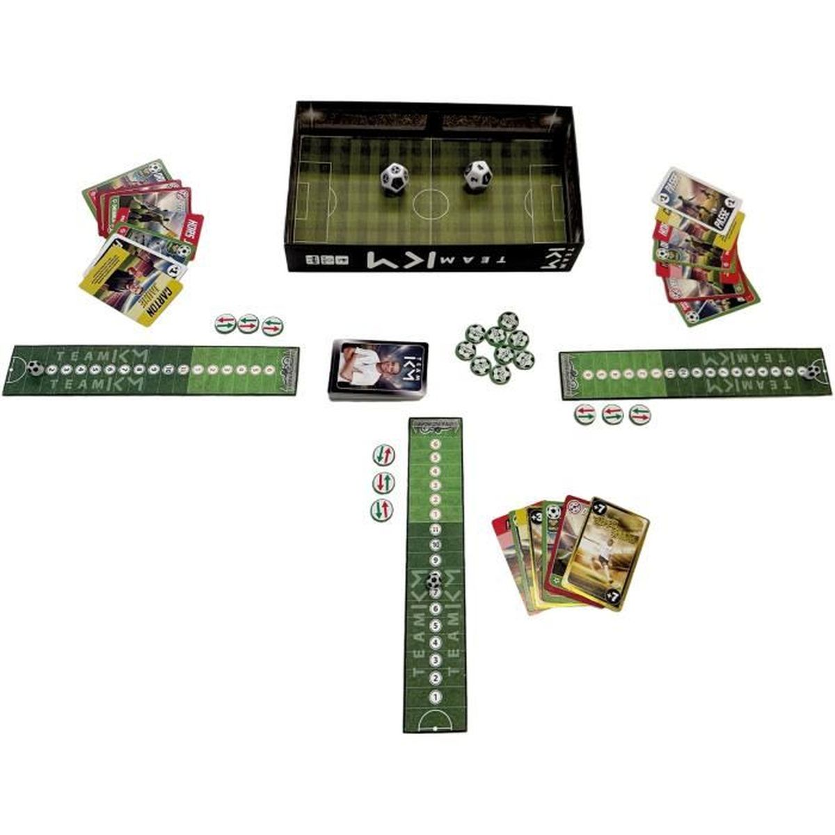 Ein Brettspiel-Set mit einem Miniatur-Fußballfeld, Karten, Würfeln und Spielsteinen, angeordnet auf einer weißen Oberfläche.