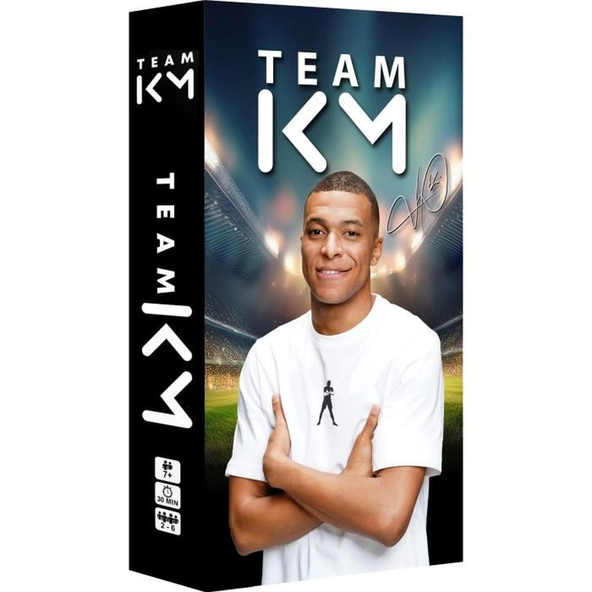 Spielbox mit Kylian Mbappé. Weißes T-Shirt, Arme verschränkt. Stadionhintergrund und Team KM Logo.