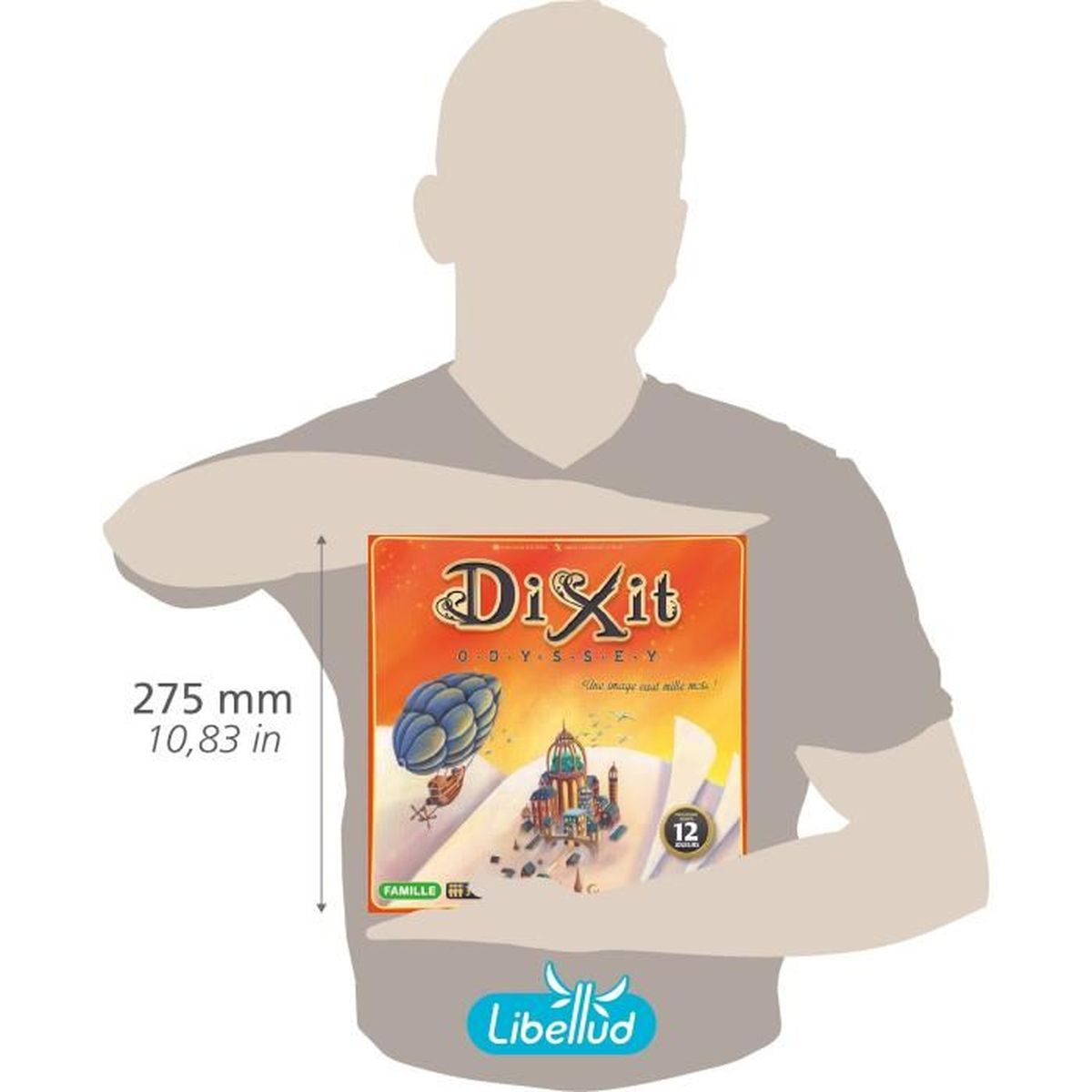 Eine Person hält das Dixit Odyssey Brettspiel. Die Box zeigt einen Heißluftballon, Gebäude und ein '12+' Alterskennzeichen. Das Libellud-Logo unten.