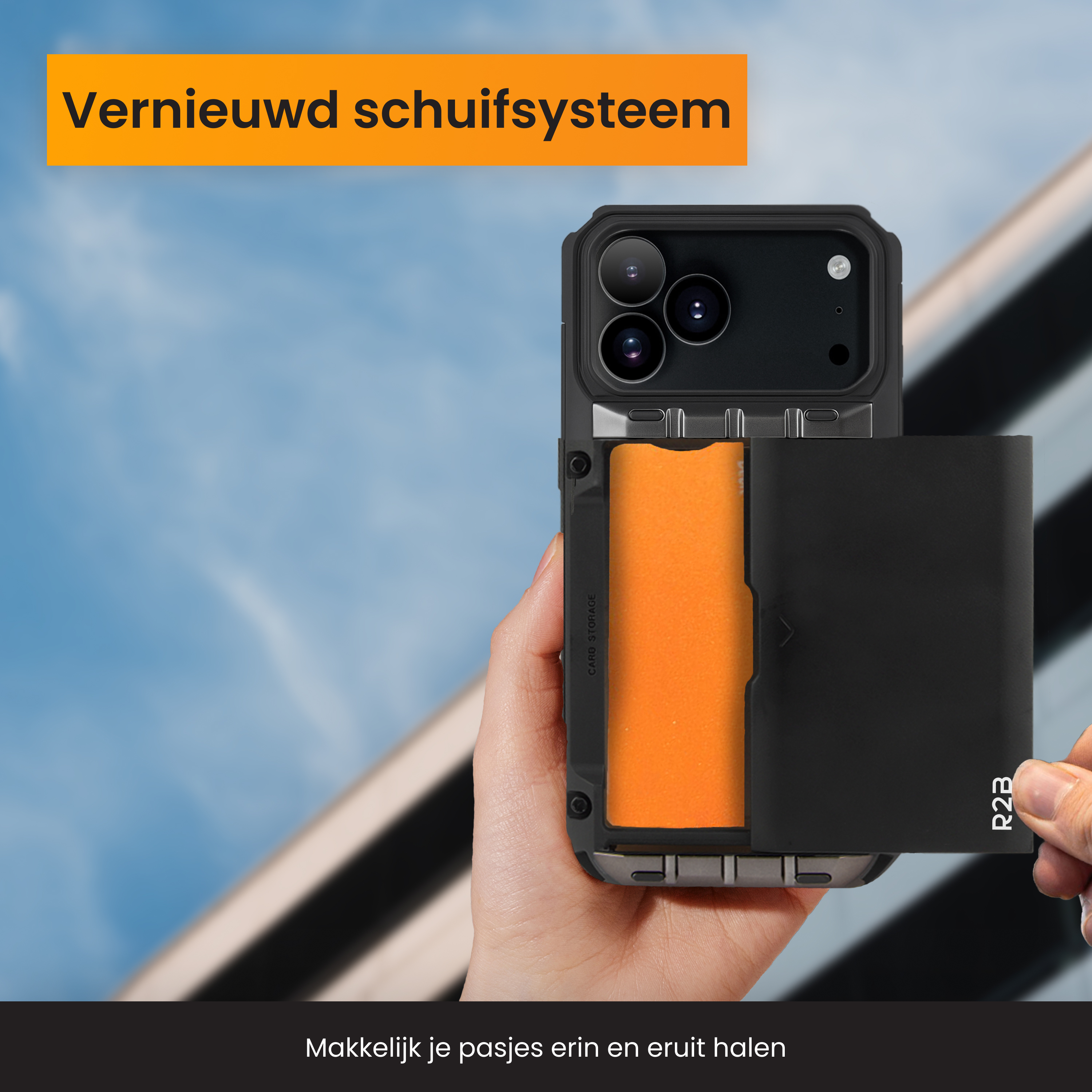 Zwarte telefoonhoes met kaarthouder, oranje binnenkant en een hand die hem openhoudt. Tekst: 'Nieuw schuifsysteem'.