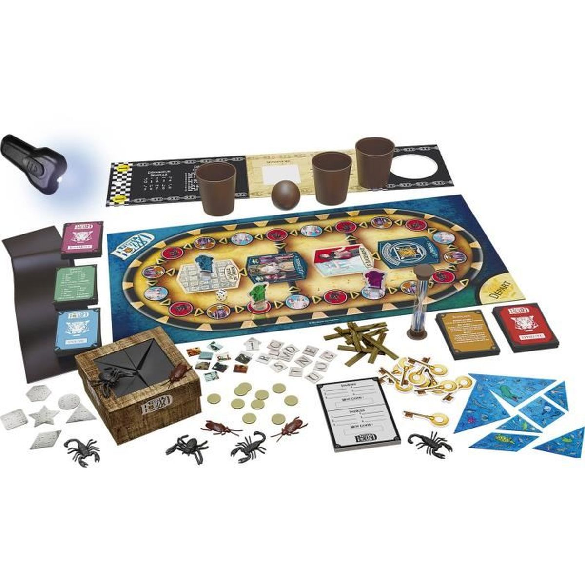 Brettspiel mit Brett, Karten, Holzkiste, Würfeln, Sanduhr, Bechern und Spielsteinen. Skorpione, Buchstaben und Schlüssel. Der Hintergrund ist weiß.