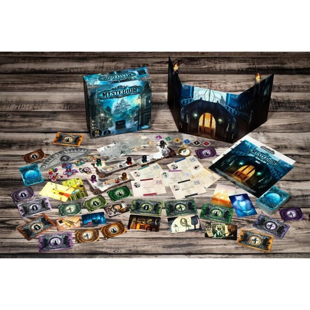 Mysterium-Brettspiel auf Holzoberfläche. Enthält Karten, Spielbrett, Schachtel und einen Sichtschirm. Verschiedene Farben vorhanden.