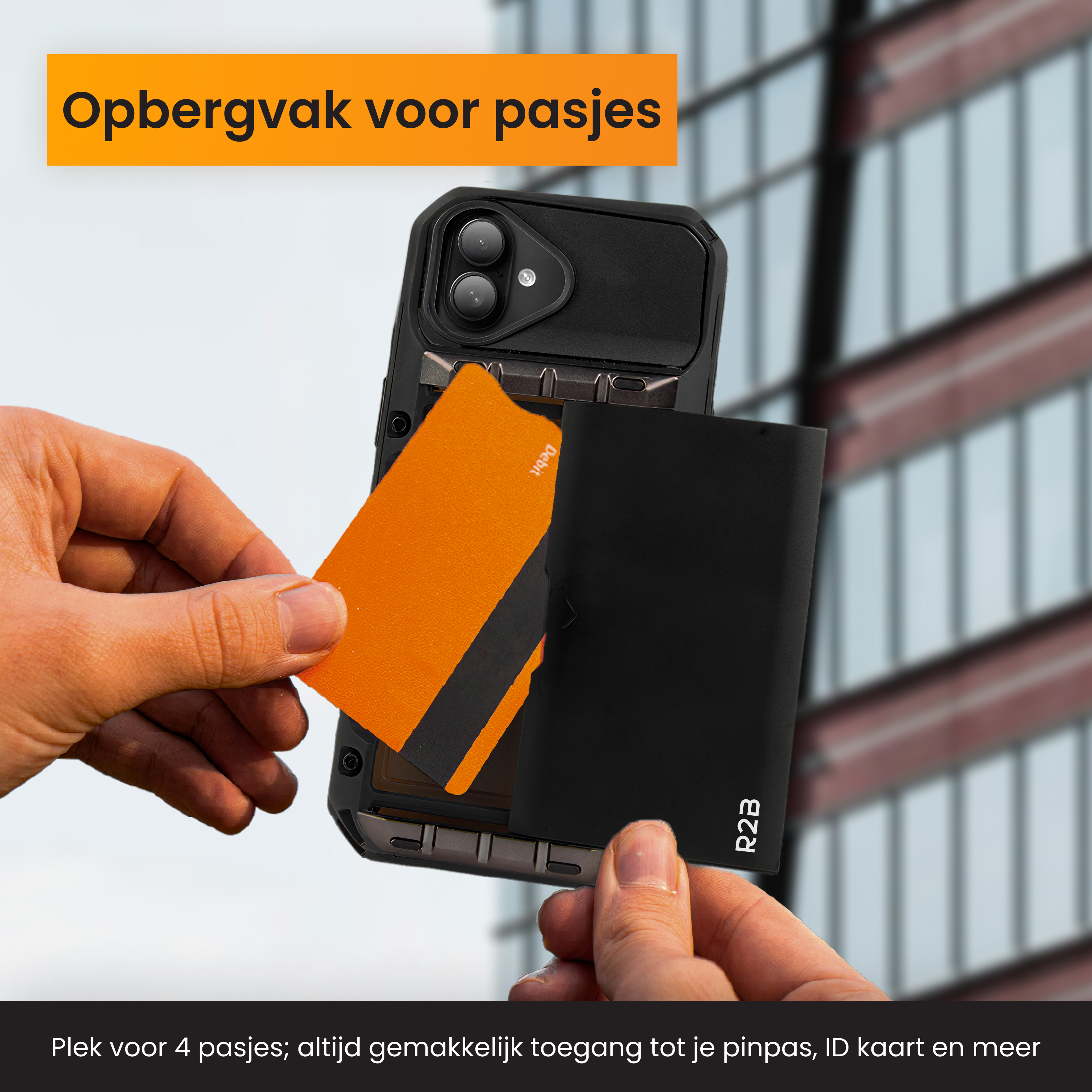 Handen houden een telefoonhoesje met een oranje kaart en een zwarte portemonnee vast. Achtergrond toont een gebouw.