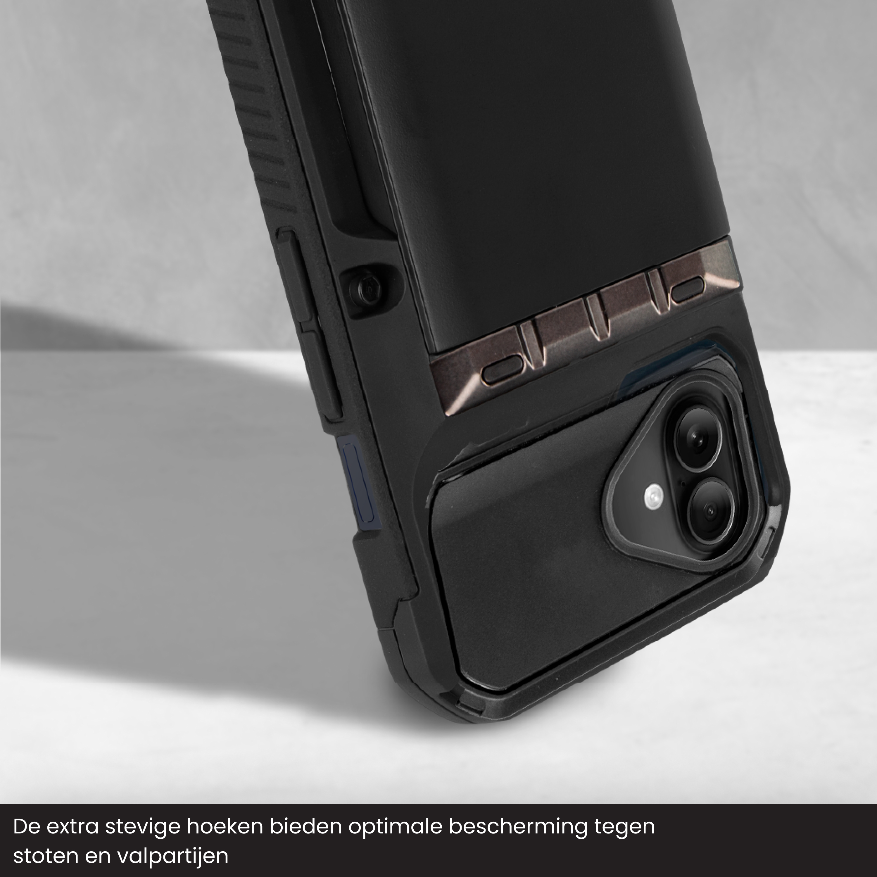 Zwarte telefoonhoes met metalen accenten. De hoes heeft een camera-uitsparing en een beschermend ontwerp.