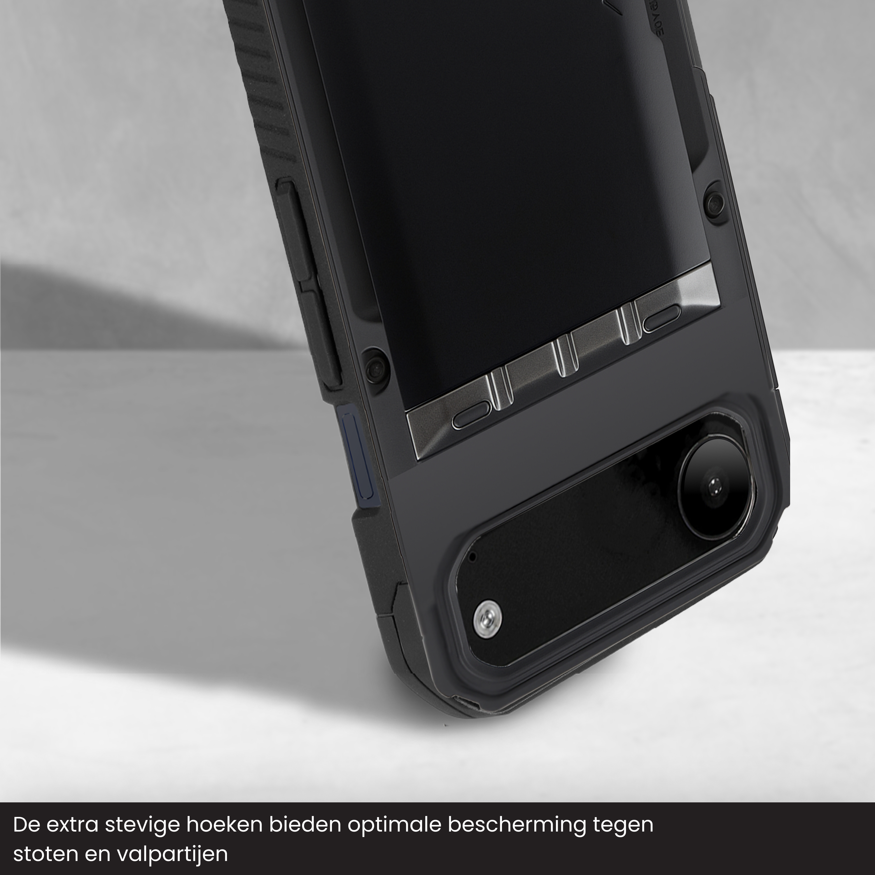 Gros plan sur une coque de téléphone noire avec un trou pour l'appareil photo et un support métallique. Fond gris.
