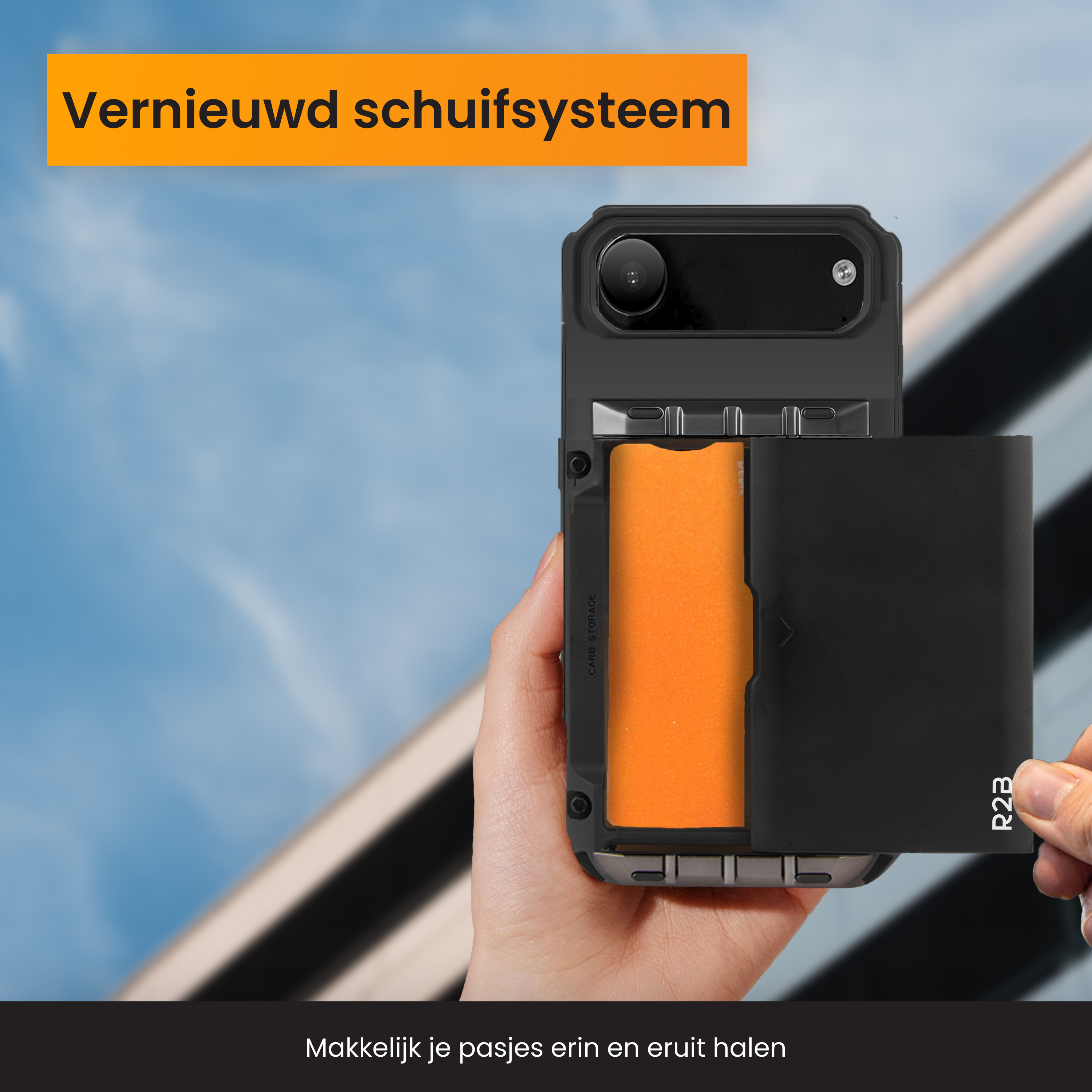 Une personne tient un étui de téléphone avec une fente pour carte, le couvercle coulissant noir est ouvert, révélant des cartes oranges. Fond de ciel.