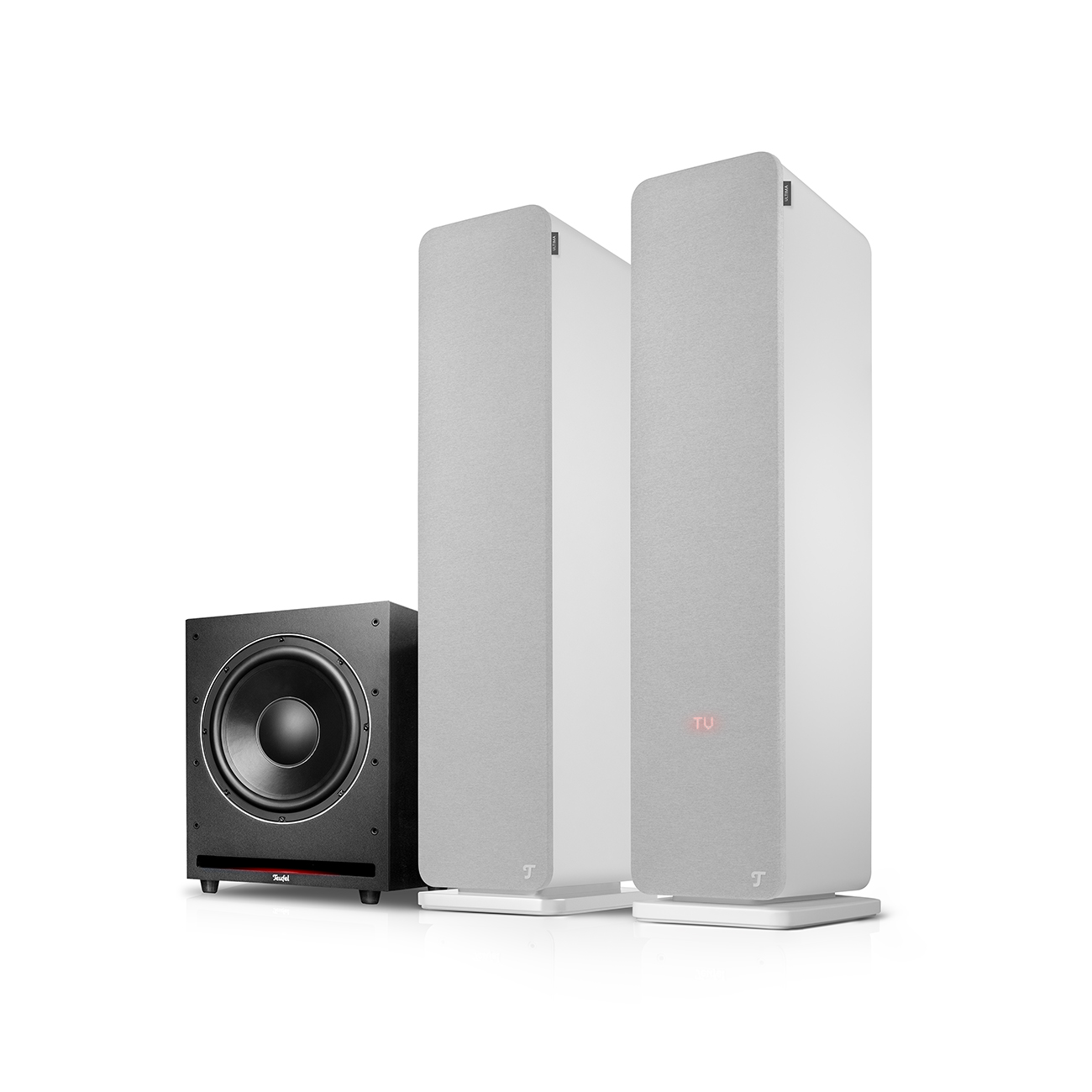 Ein Lautsprecherset. Zwei hohe, hellgraue Lautsprecher stehen auf weißen Sockeln. Links befindet sich ein schwarzer Subwoofer.