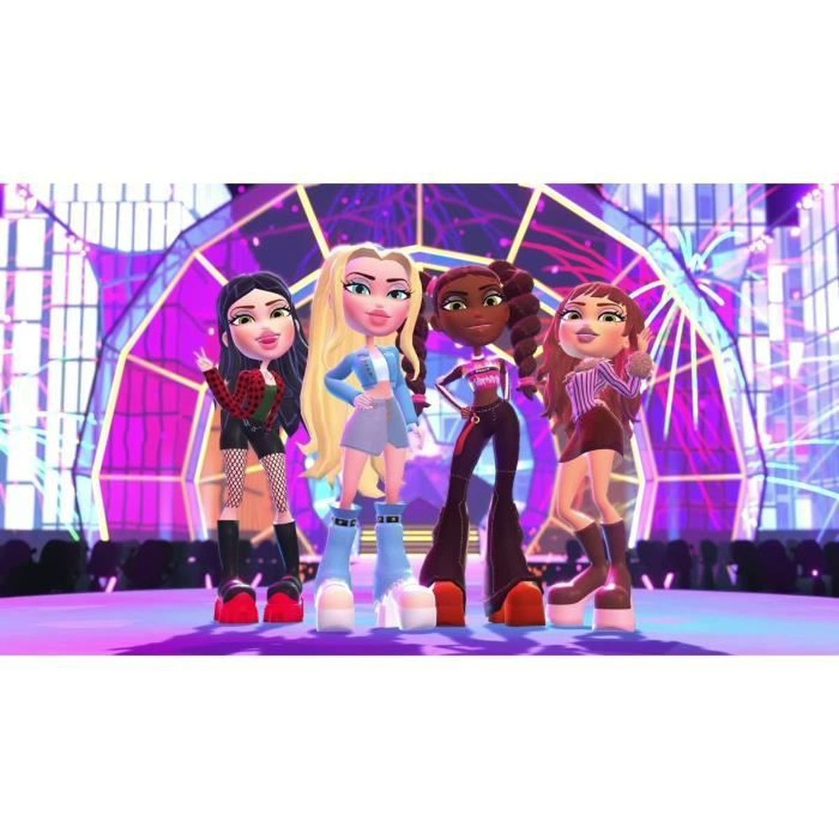Vier Bratz-Puppen stehen auf einer Bühne. Sie tragen modische Outfits. Der Hintergrund zeigt Bühnenlichter und eine große Leinwand.