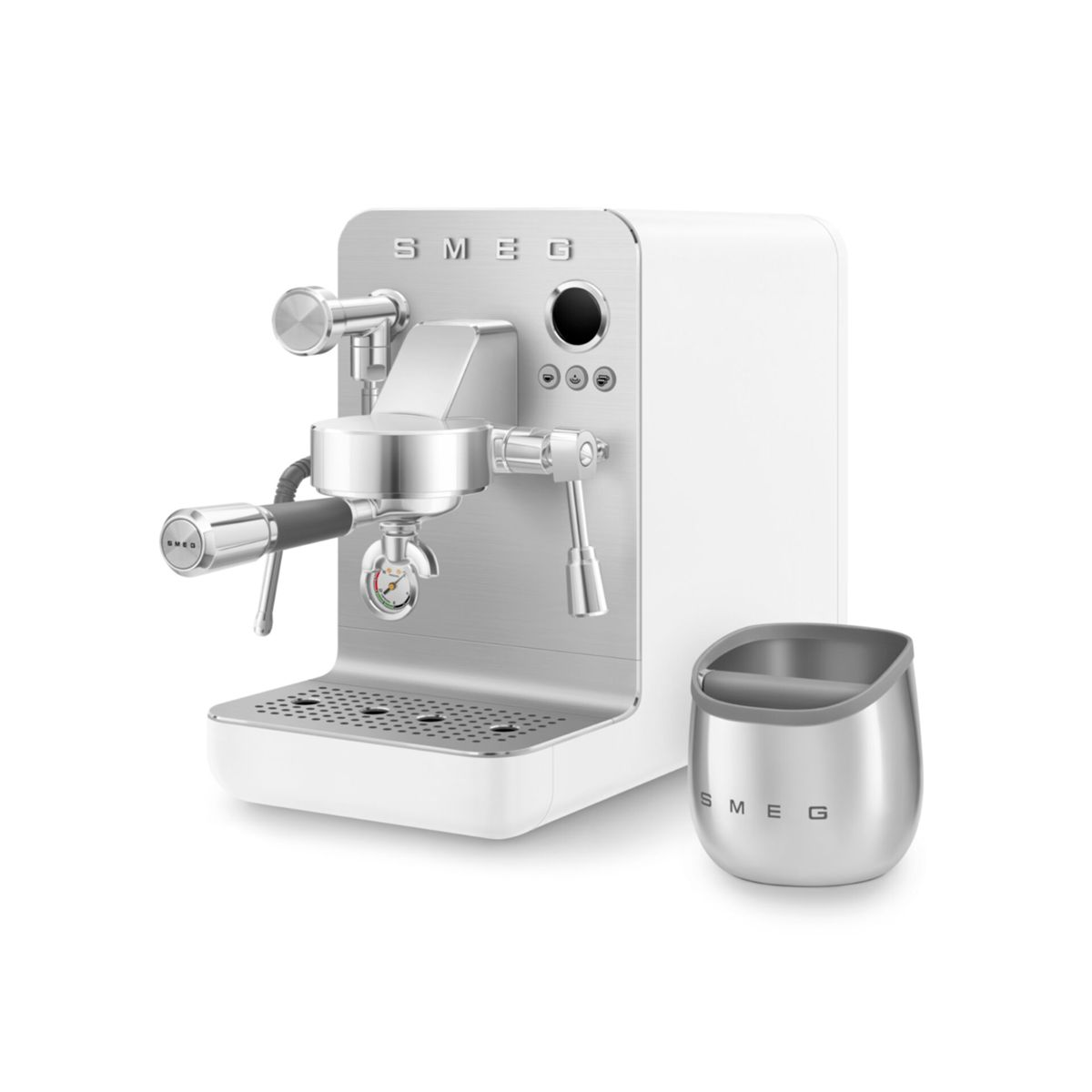 Una máquina de espresso SMEG blanca y plateada. Tiene un portafiltro, una varilla de vapor y una taza pequeña. El logo de SMEG es visible.