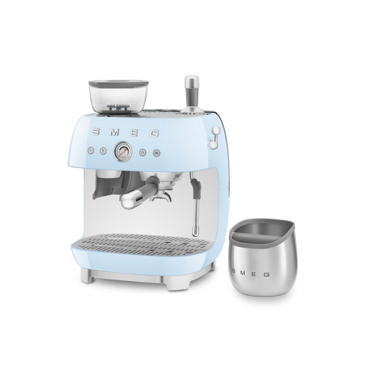 Una máquina de espresso SMEG azul claro con un molinillo y un recipiente plateado. Fondo blanco.