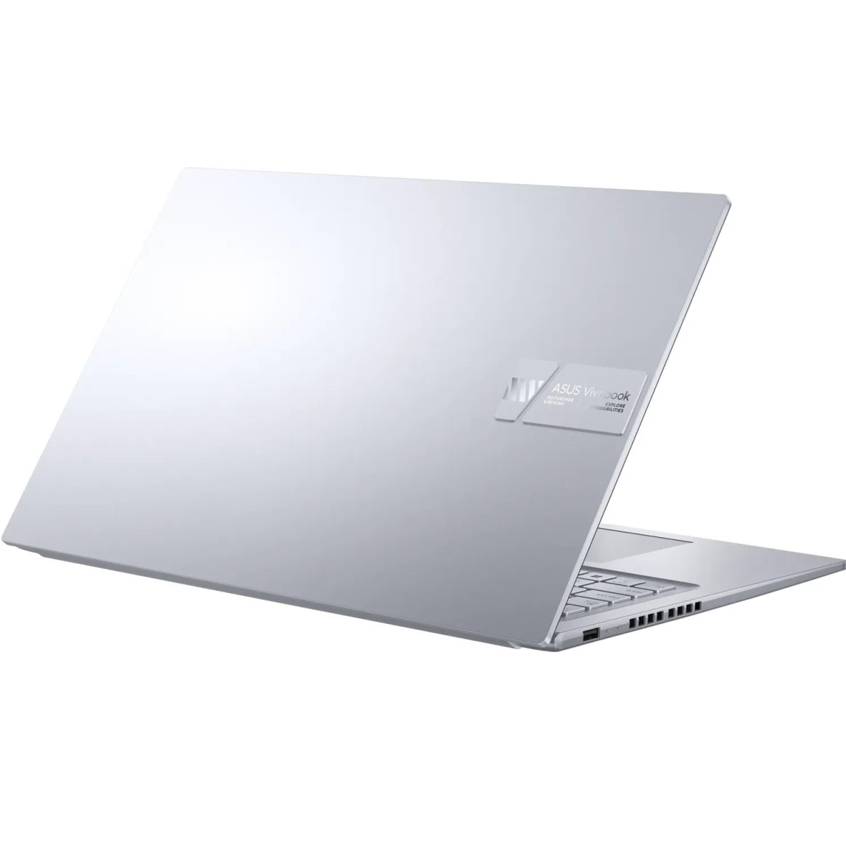 Ein silbernes ASUS Vivobook-Laptop von der Seite. Der Deckel ist geöffnet und zeigt Tastatur und Bildschirm. Der Hintergrund ist weiß.