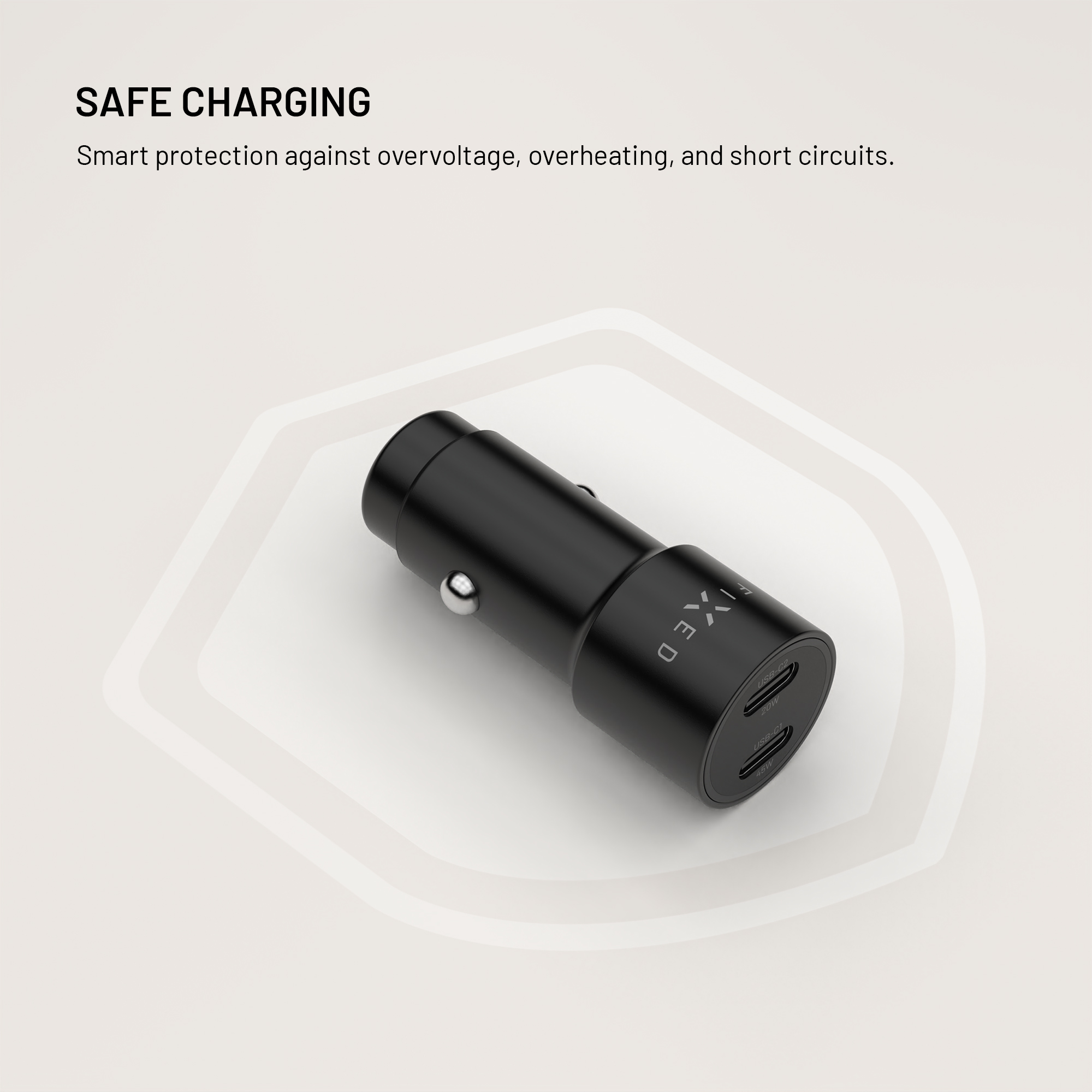 Schwarzes Autoladegerät mit zwei USB-C-Anschlüssen. Text: „SAFE CHARGING“. Weißer Hintergrund mit abstrakten Formen.