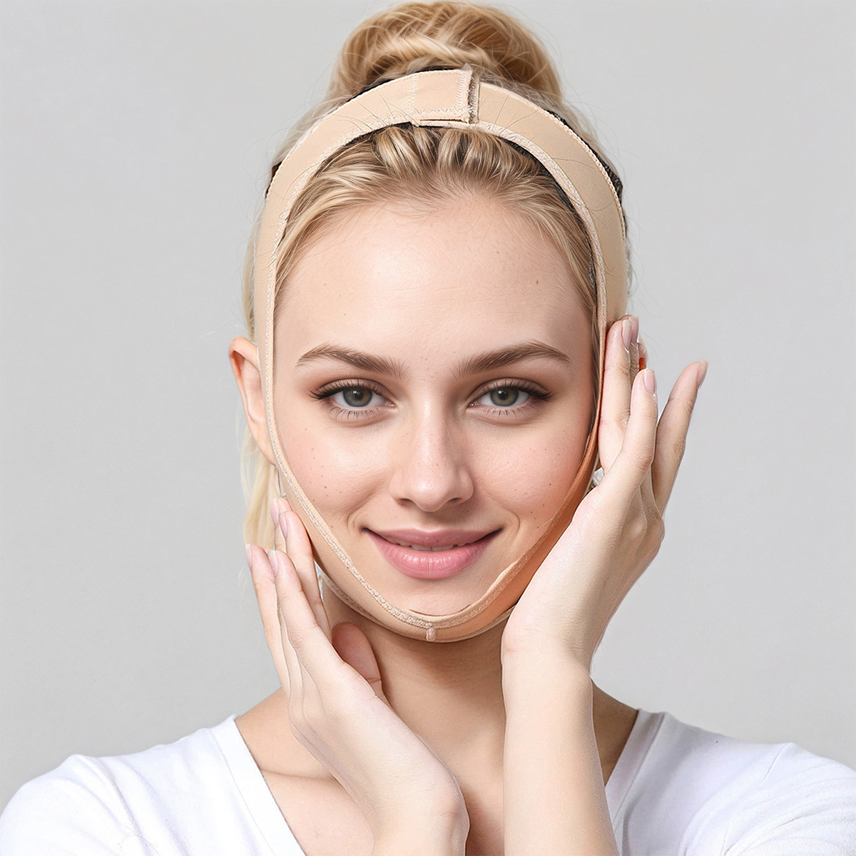Eine Frau mit einem beigefarbenen Facelift-Band lächelt. Sie hat blondes Haar und hält ihre Hände in der Nähe ihres Gesichts.