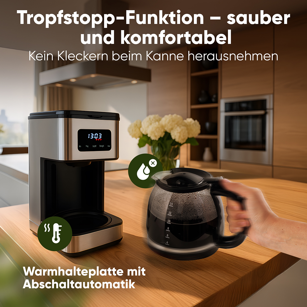 Eine Kaffeemaschine mit Digitalanzeige. Eine Hand hält eine Karaffe. Der Text lautet 'Tropfstopp-Funktion - sauber und komfortabel'.