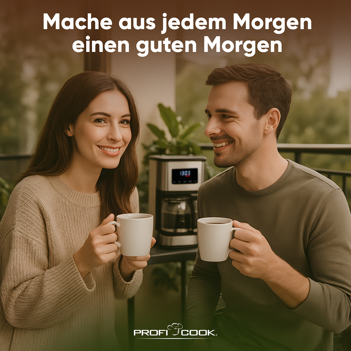 Ein lächelndes Paar hält draußen Kaffeetassen. Hinter ihnen steht eine Kaffeemaschine. Der Text lautet: Mache aus jedem Morgen einen guten Morgen.