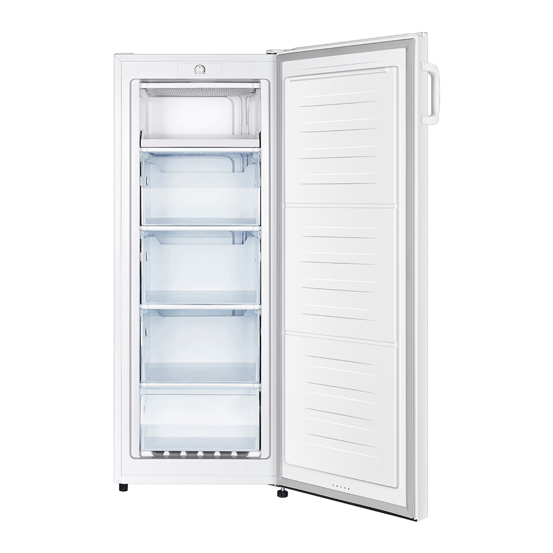 Un congelador blanco con la puerta abierta. Tiene varios cajones transparentes y un asa. El interior está vacío.