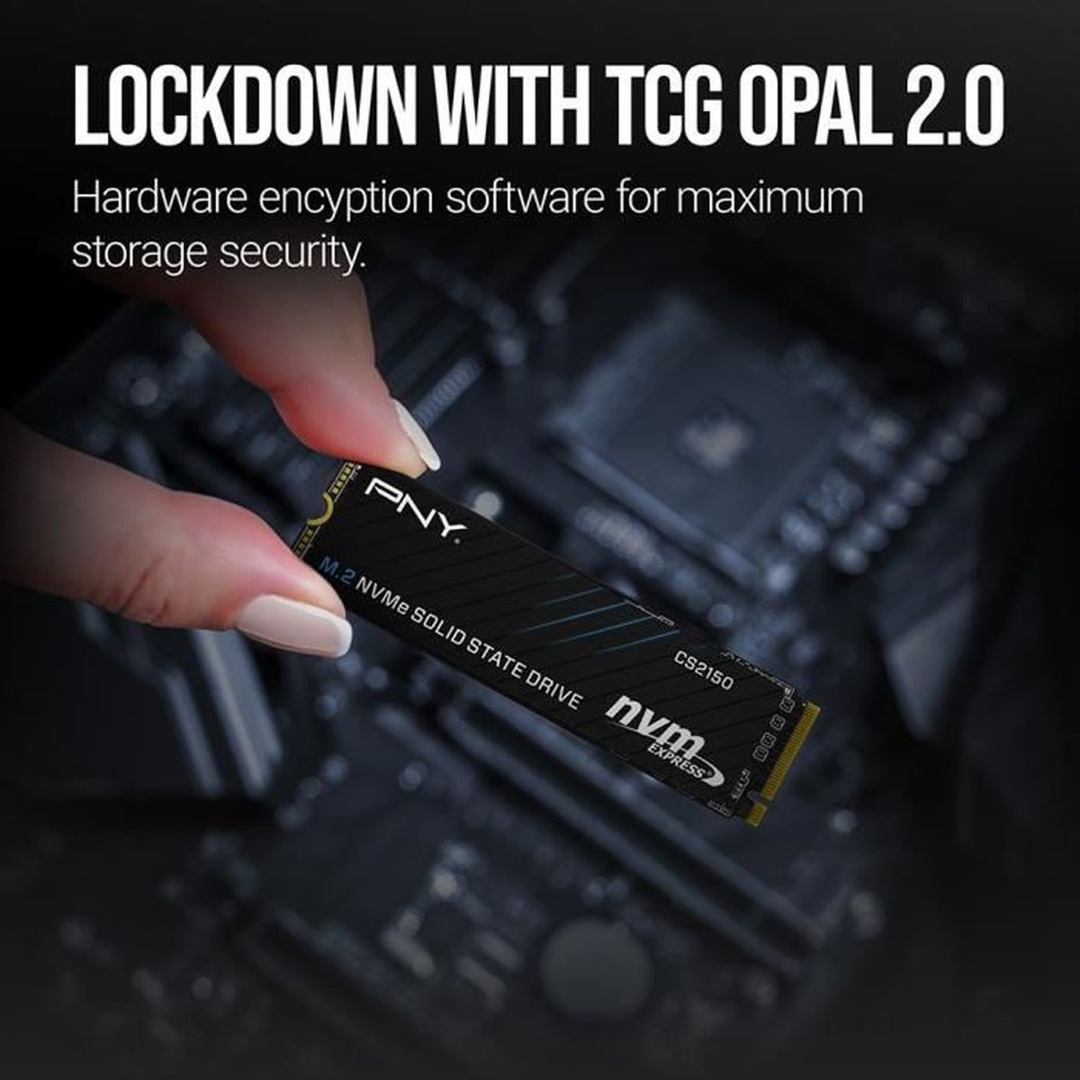 Dłoń trzyma czarny dysk SSD PNY M.2 NVMe. Tekst brzmi: LOCKDOWN WITH TCG OPAL 2.0 Oprogramowanie szyfrowania sprzętowego.