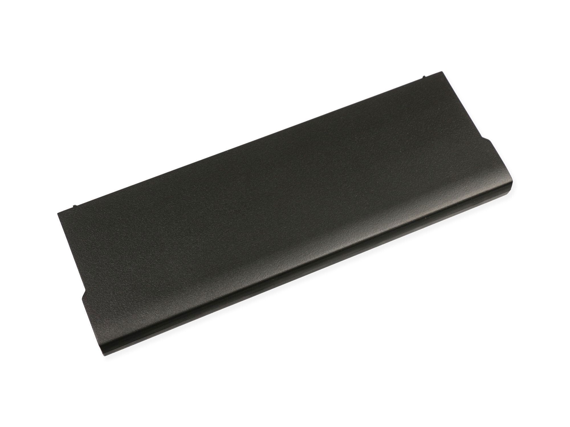 Ein schwarzes, rechteckiges Laptop-Bauteil ist auf weißem Hintergrund isoliert. Es hat eine strukturierte Oberfläche und abgewinkelte Kanten.