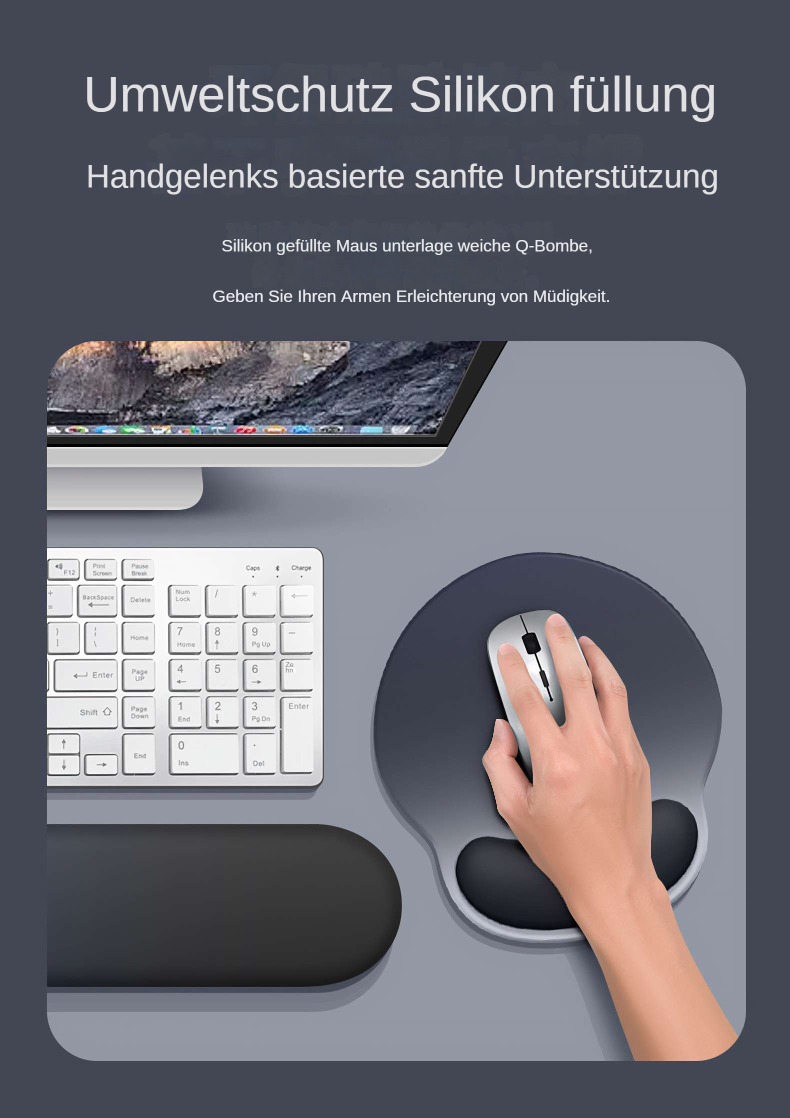 Hand auf einer Maus auf einem Pad. Eine Tastatur und ein Monitor sind im Hintergrund zu sehen.