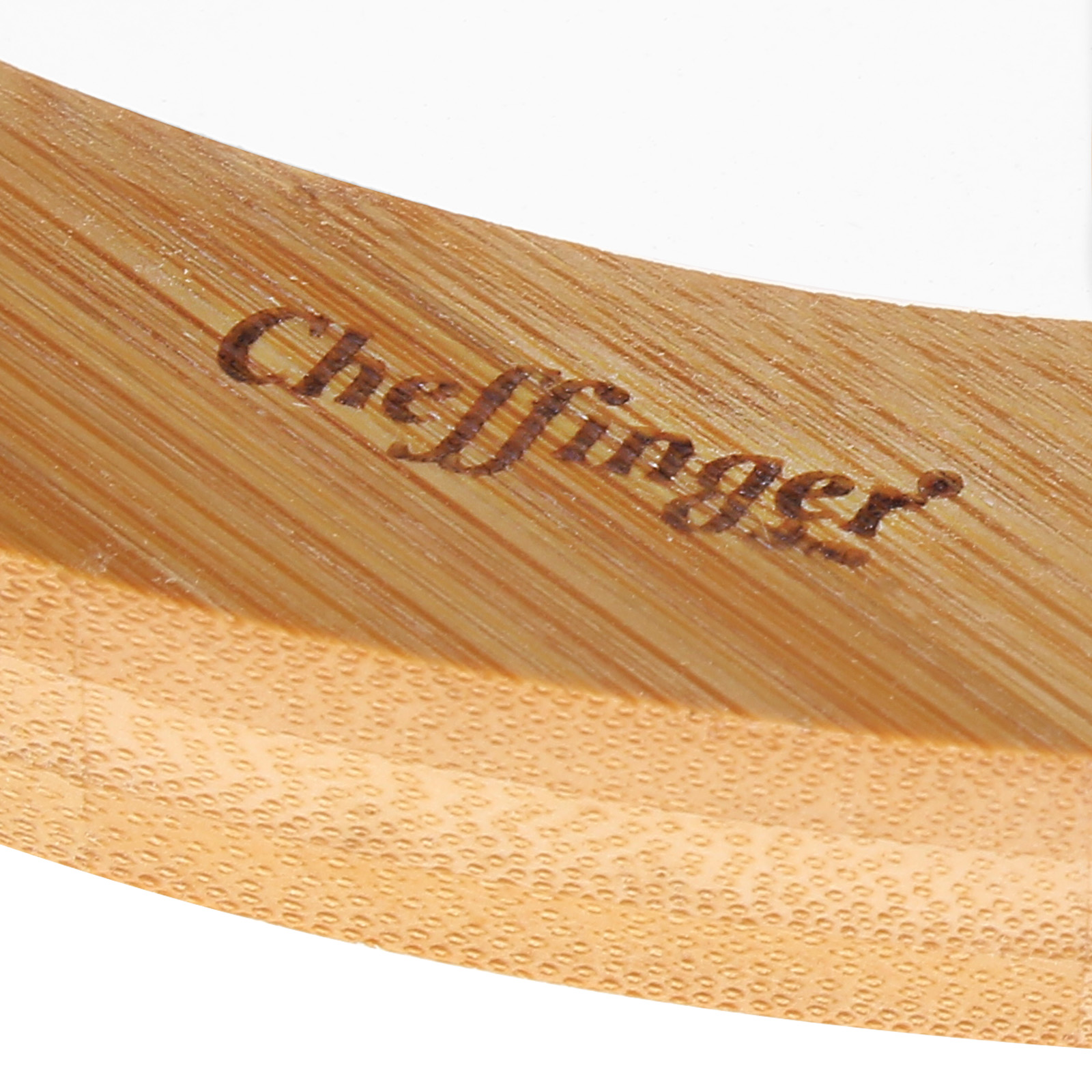Nahaufnahme eines Holzartikels mit der Gravur 'Cheffinger'. Das Holz ist hellbraun mit strukturierter Unterseite.