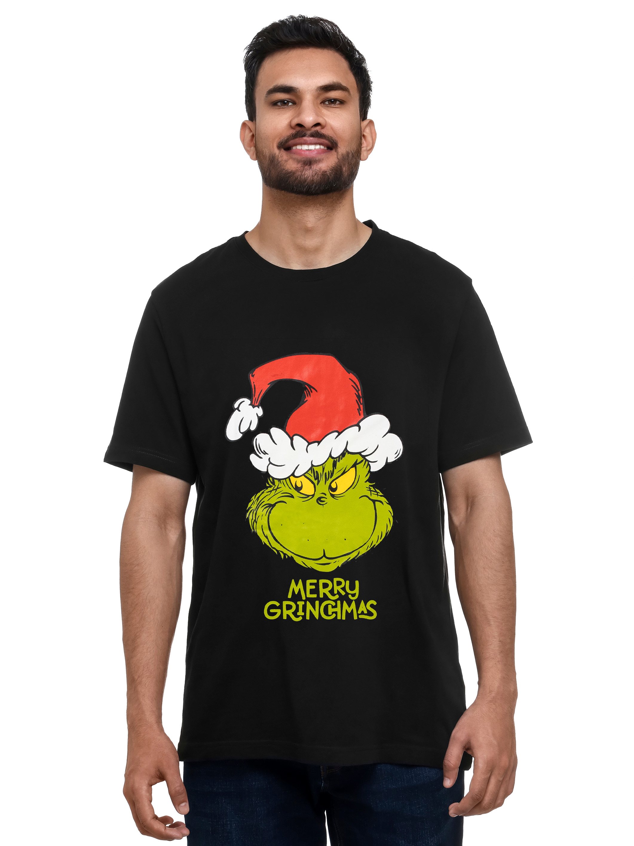 Ein Mann trägt ein schwarzes T-Shirt mit einem Grinch-Design und dem Text Merry Grinchmas, lächelnd.