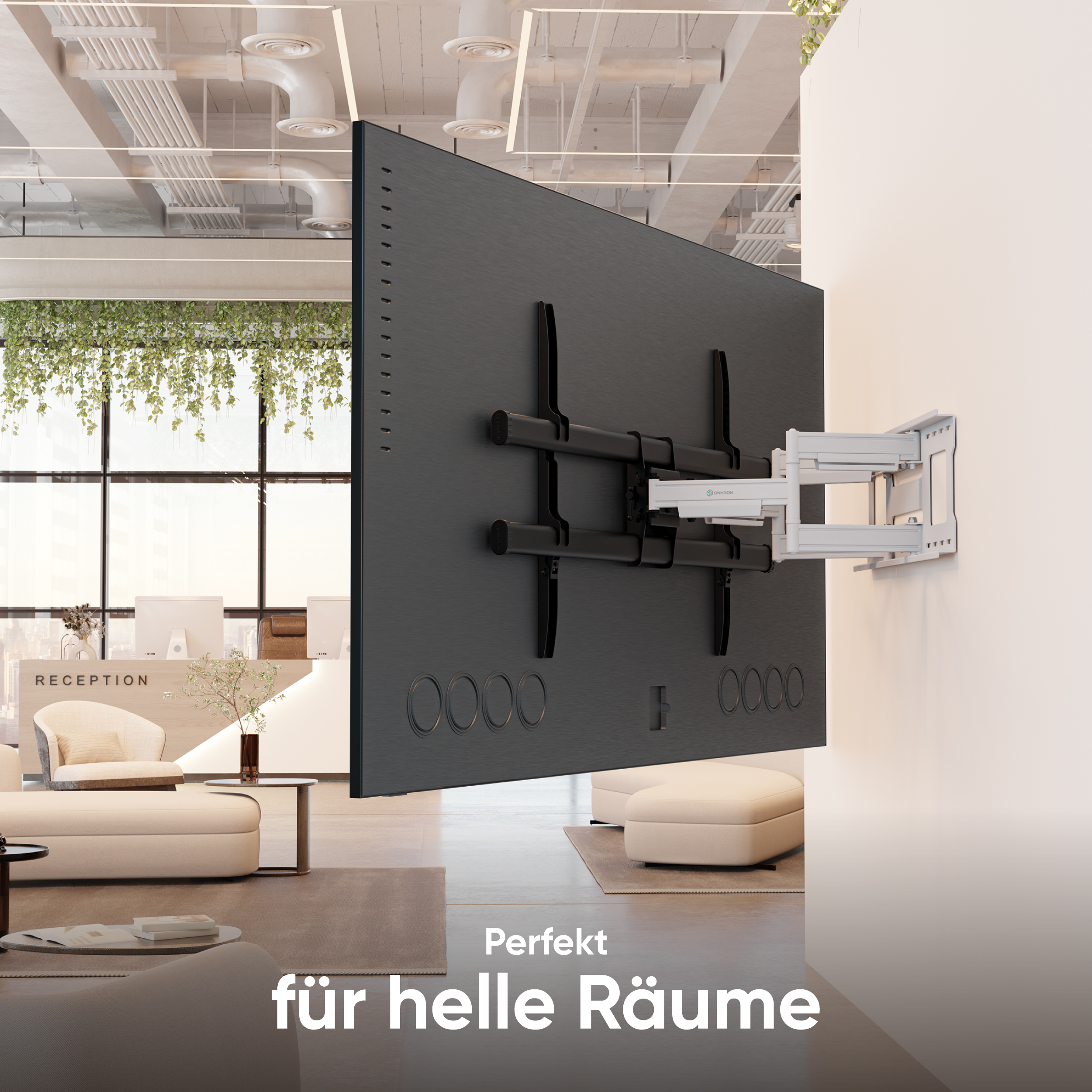 Ein großer Fernseher an einer weißen Wand mit einer schwarz-silbernen Halterung. Der Raum hat ein modernes Design mit heller Beleuchtung.
