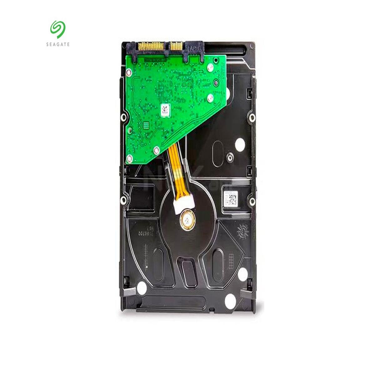 Viene mostrato un disco rigido Seagate. Ha una scheda di circuito verde e un involucro nero. Il logo si trova nell'angolo in alto a sinistra.