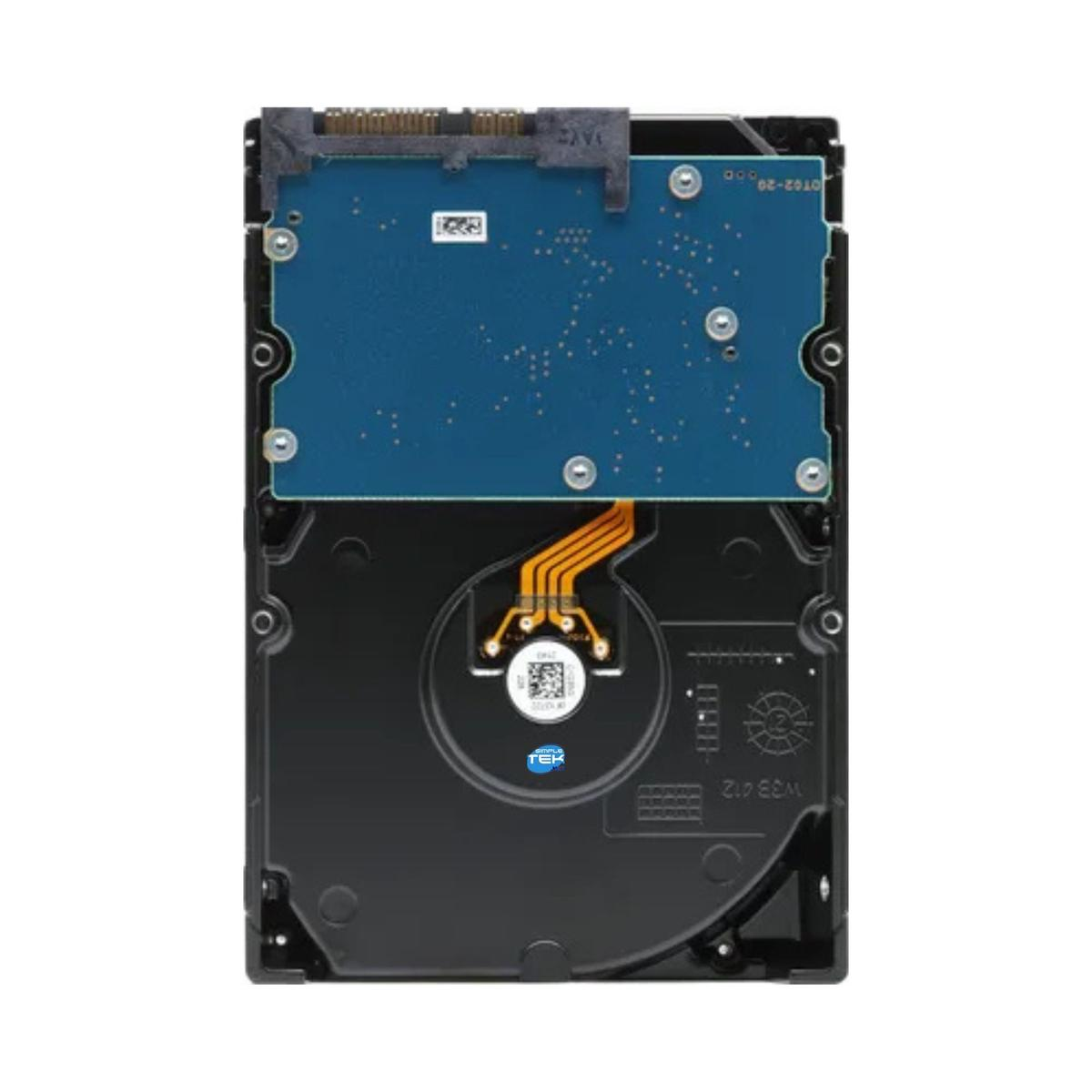 Pokazano dysk twardy, z niebieską płytką obwodu na górze. Napęd jest czarny, ze złączem i widocznymi elementami wewnętrznymi.