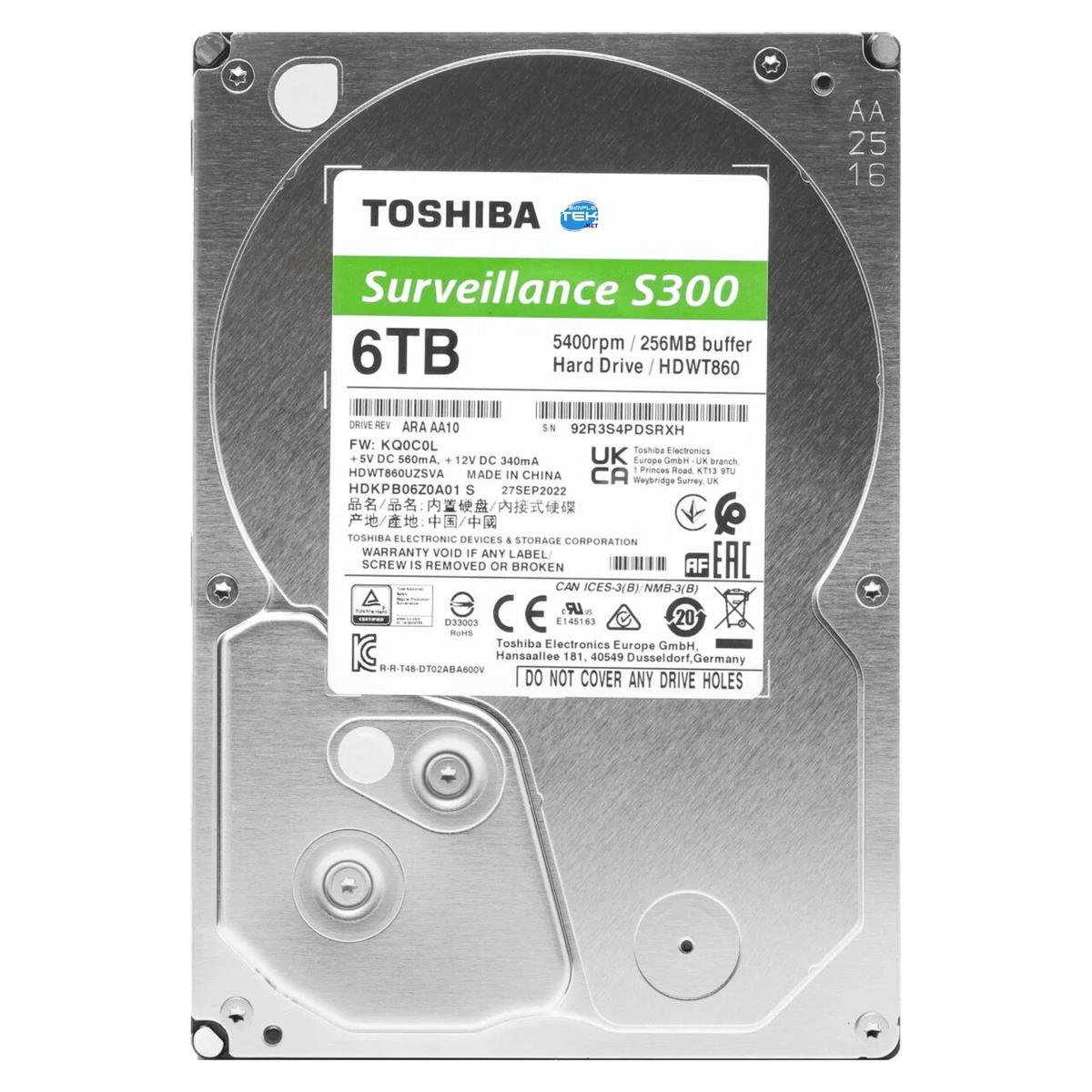 Dysk twardy Toshiba Surveillance S300 6TB, srebrna obudowa, czarny tekst, zielona etykieta. Szczegóły obejmują specyfikacje i certyfikaty.
