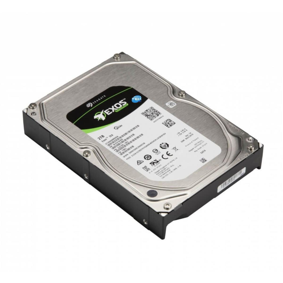 Un disco rigido Seagate Exos 7E8. È nero e argento con etichette che mostrano informazioni come la capacità di 2 TB e i dettagli del modello.