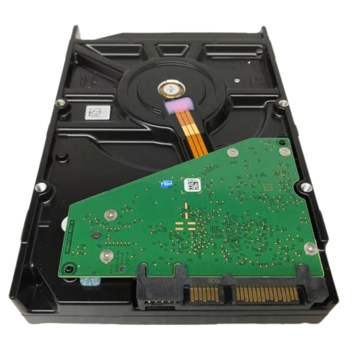 Un disco rigido nero con una scheda di circuito verde collegata. La scheda ha connettori dorati e piccoli componenti.
