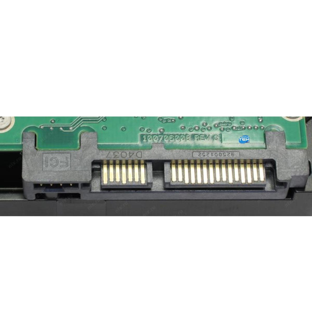 Primo piano di un circuito stampato verde con un connettore nero. La scheda ha testo e numeri. Il connettore è nero e dorato.