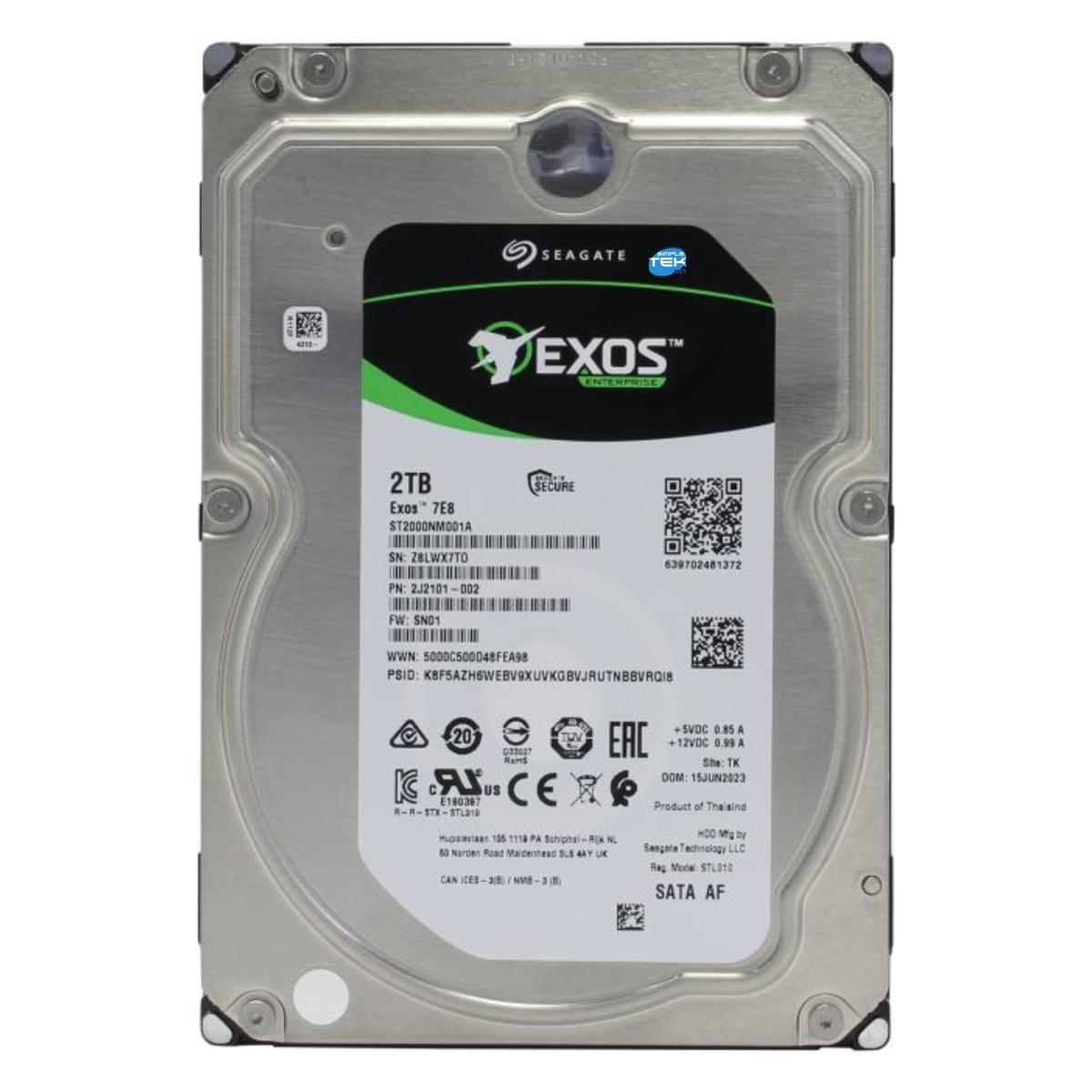 Un disco rigido Seagate Exos da 2 TB. Ha un'etichetta verde e nera con testo e un codice a barre. L'unità è argentata.