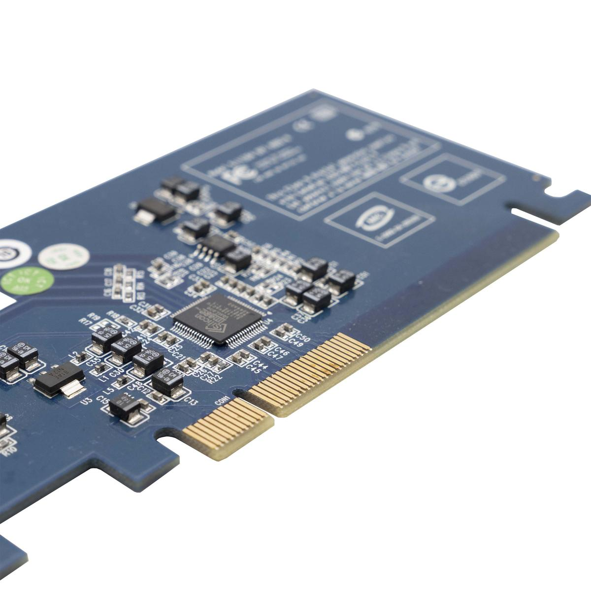 Una scheda di circuito blu con componenti elettronici, tra cui chip, resistori e un connettore dorato. La scheda è angolata su sfondo bianco.