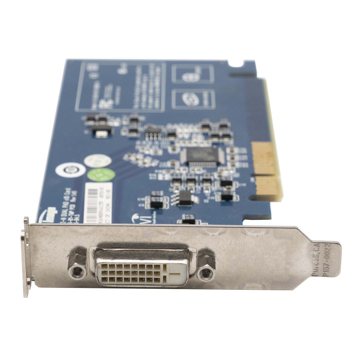 Un circuito stampato blu con un connettore argentato. La scheda ha chip e circuiti. Sfondo bianco, ben illuminato.