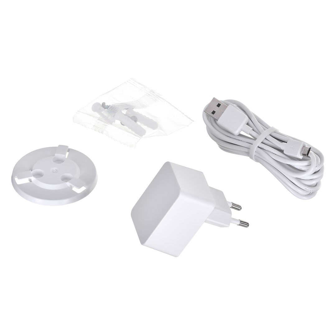 Biała ładowarka, kabel USB, podstawa montażowa i śruby na białym tle.