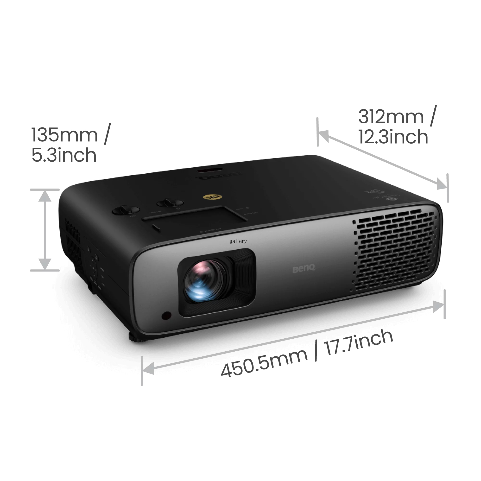 Czarny projektor BenQ z wymiarami. Zawiera obiektyw i wentylację. Białe tło.