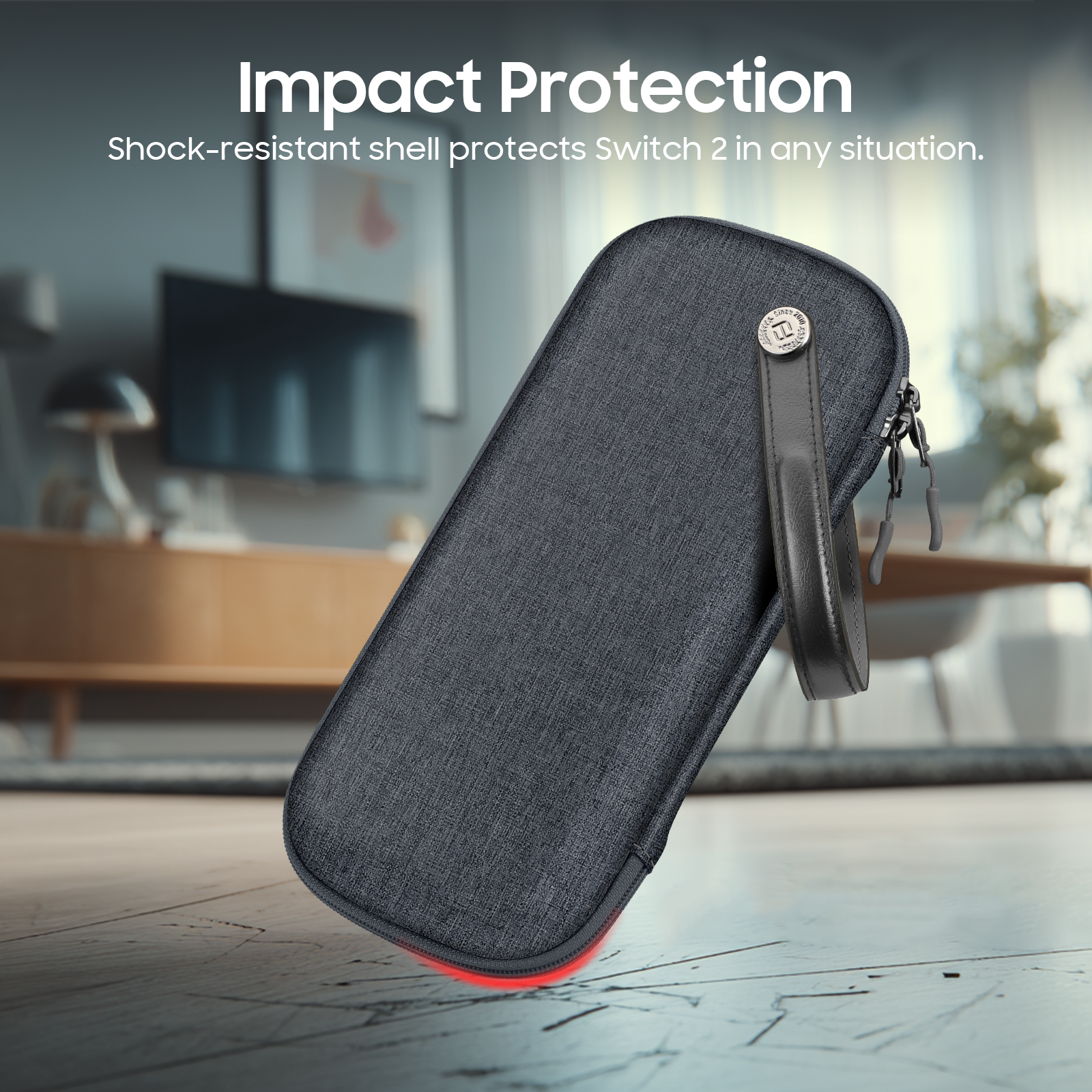 Eine dunkelgraue Switch-Hülle mit Griff. Text: Impact Protection. Hintergrund: ein Wohnzimmer.