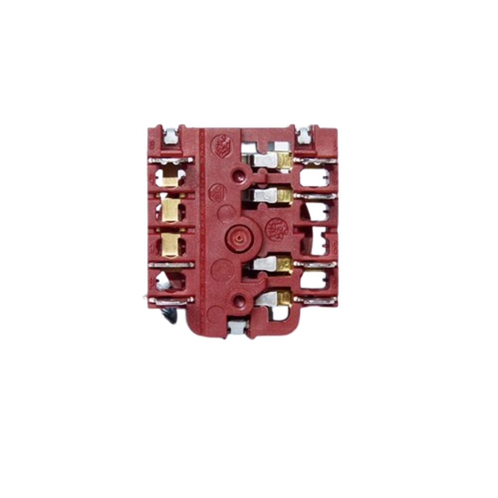 Primer plano de un componente eléctrico rojo con contactos dorados y plateados. El componente está sobre un fondo negro.