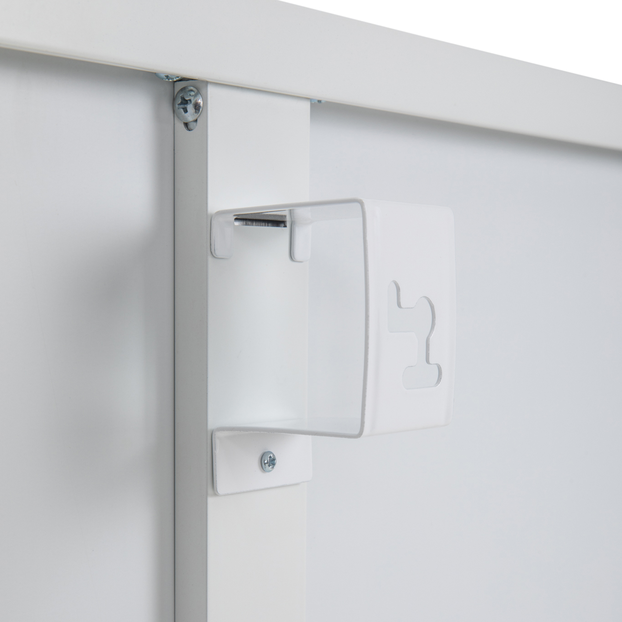 Ein weißer, quadratischer Halter mit einzigartigem Ausschnittdesign ist an einem weißen Rahmen befestigt. Schrauben sichern ihn am Rahmen.