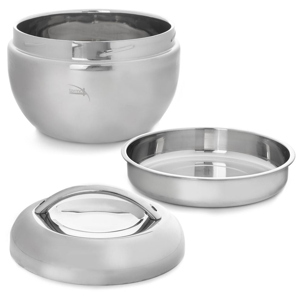 Un juego de recipientes para alimentos de acero inoxidable. Incluye un cuenco grande, una tapa con asa y un cuenco más pequeño. Todo sobre superficie blanca.