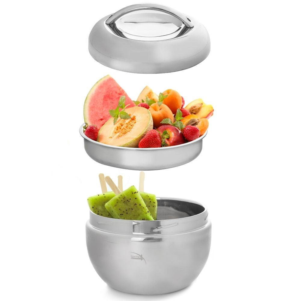 Contenedor de acero inoxidable con tapa, tazón de frutas: sandía, melón, fresas, duraznos y paletas de kiwi en el interior.