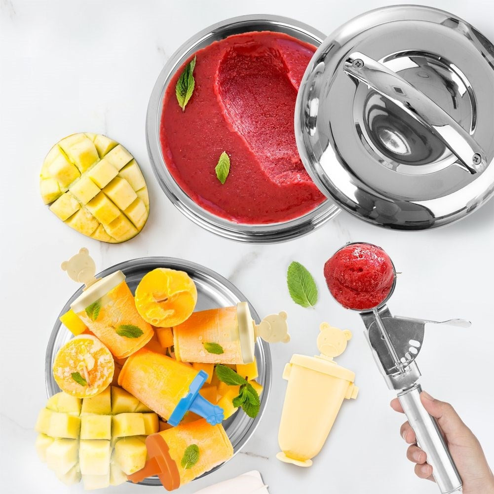 La imagen muestra mango, sorbete rojo en un cuenco, moldes para helados y una cuchara para helado. Hojas de menta esparcidas.