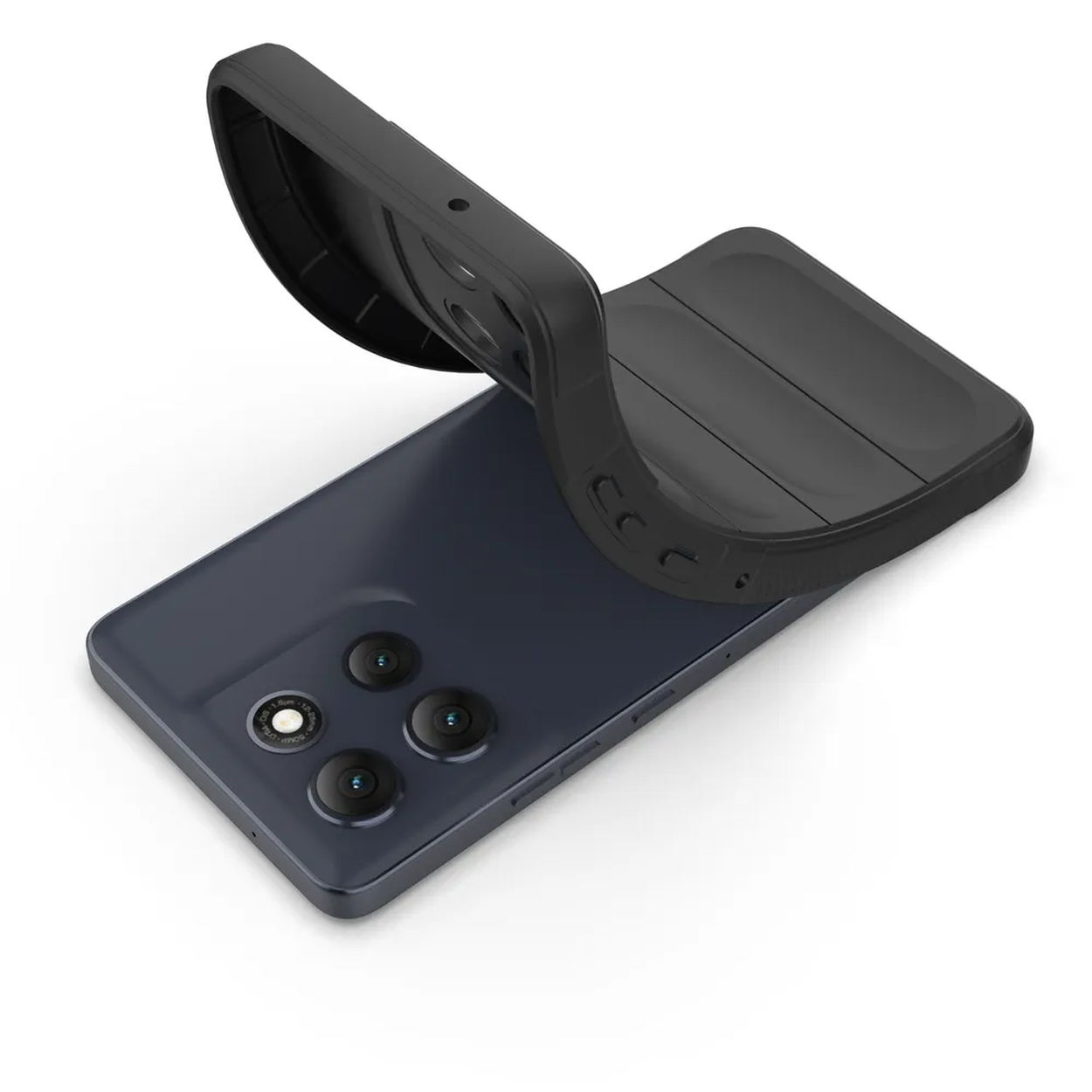 Zwarte telefoonhoes wordt van een donkerblauwe smartphone getrokken. Telefoon heeft drie camera's en een flitser.