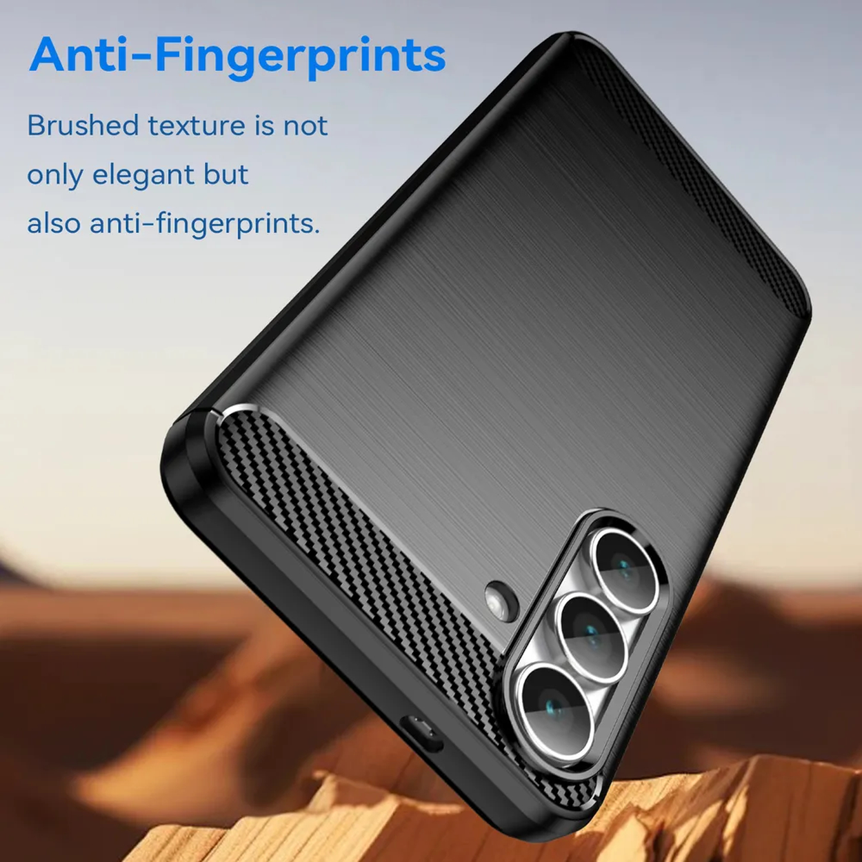 Close-up van een zwarte telefoonhoes met een geborstelde textuur, met drie cameralenzen. Tekst: 'Anti-Fingerprints'.