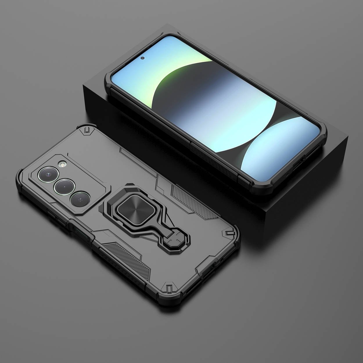 Twee zwarte smartphones met hoesjes. Eén ligt plat; de andere staat schuin op een kleine zwarte sokkel. Beide hebben ringhouders.