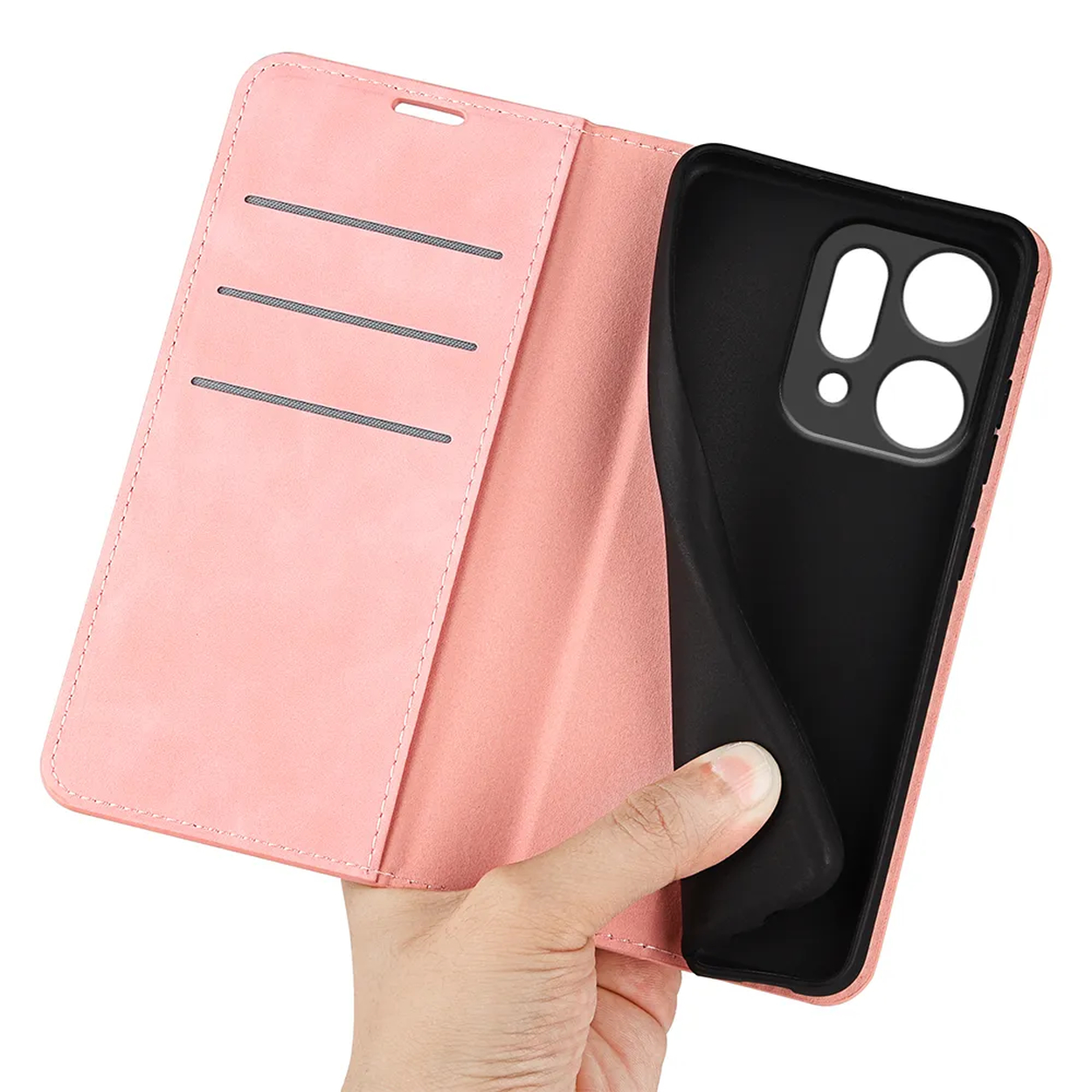 Une main tient ouvert un étui de téléphone rose avec un intérieur noir. L'étui est ouvert, révélant des fentes pour cartes et un support de téléphone.